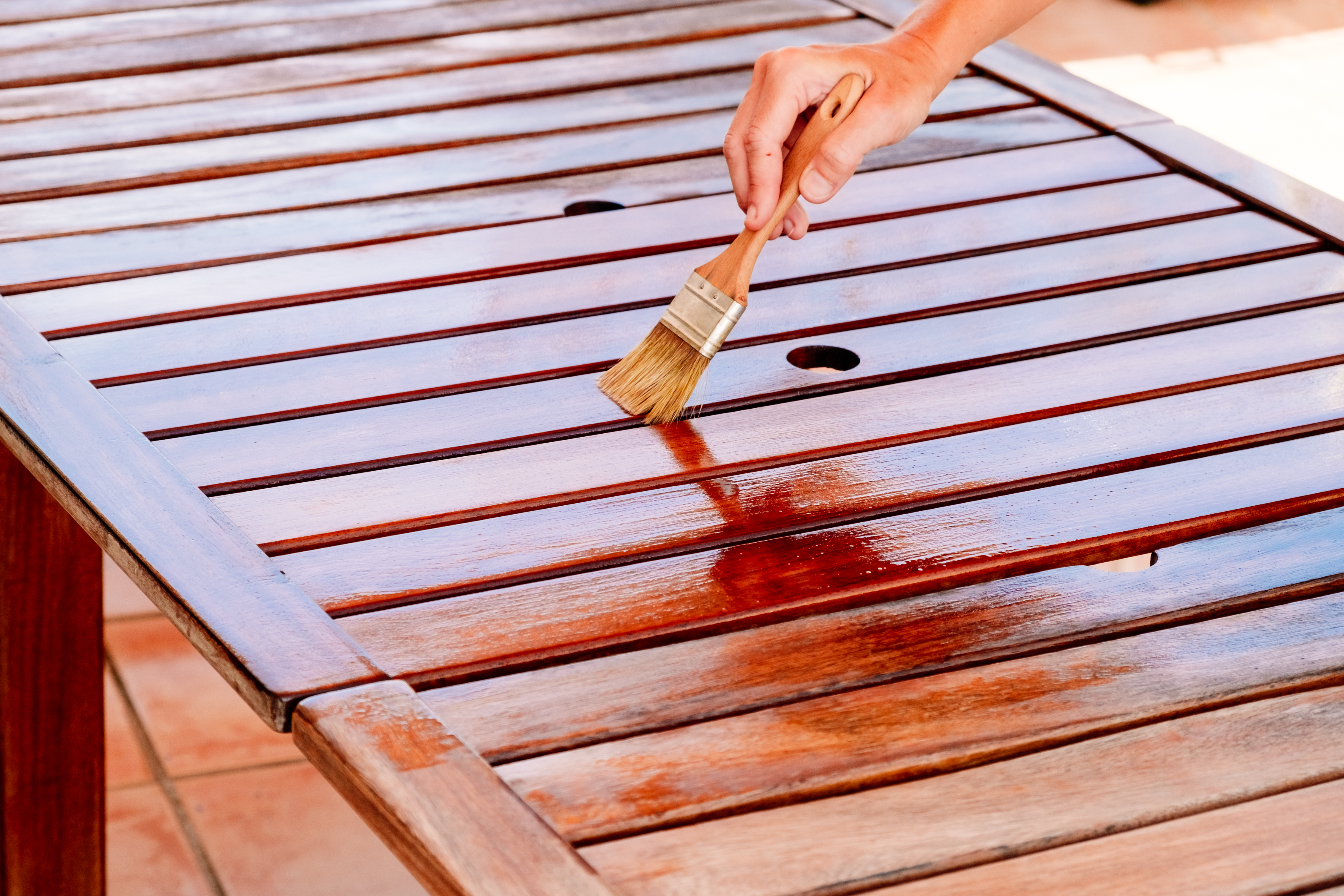 The varnish protects the wood of the garden from cracking, painting with teak oil.